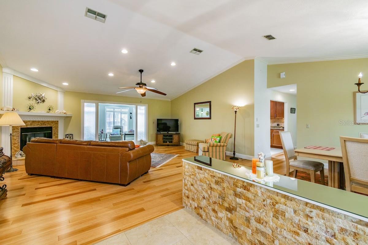 Listing photo id 10 for 3545 Seaway Drive