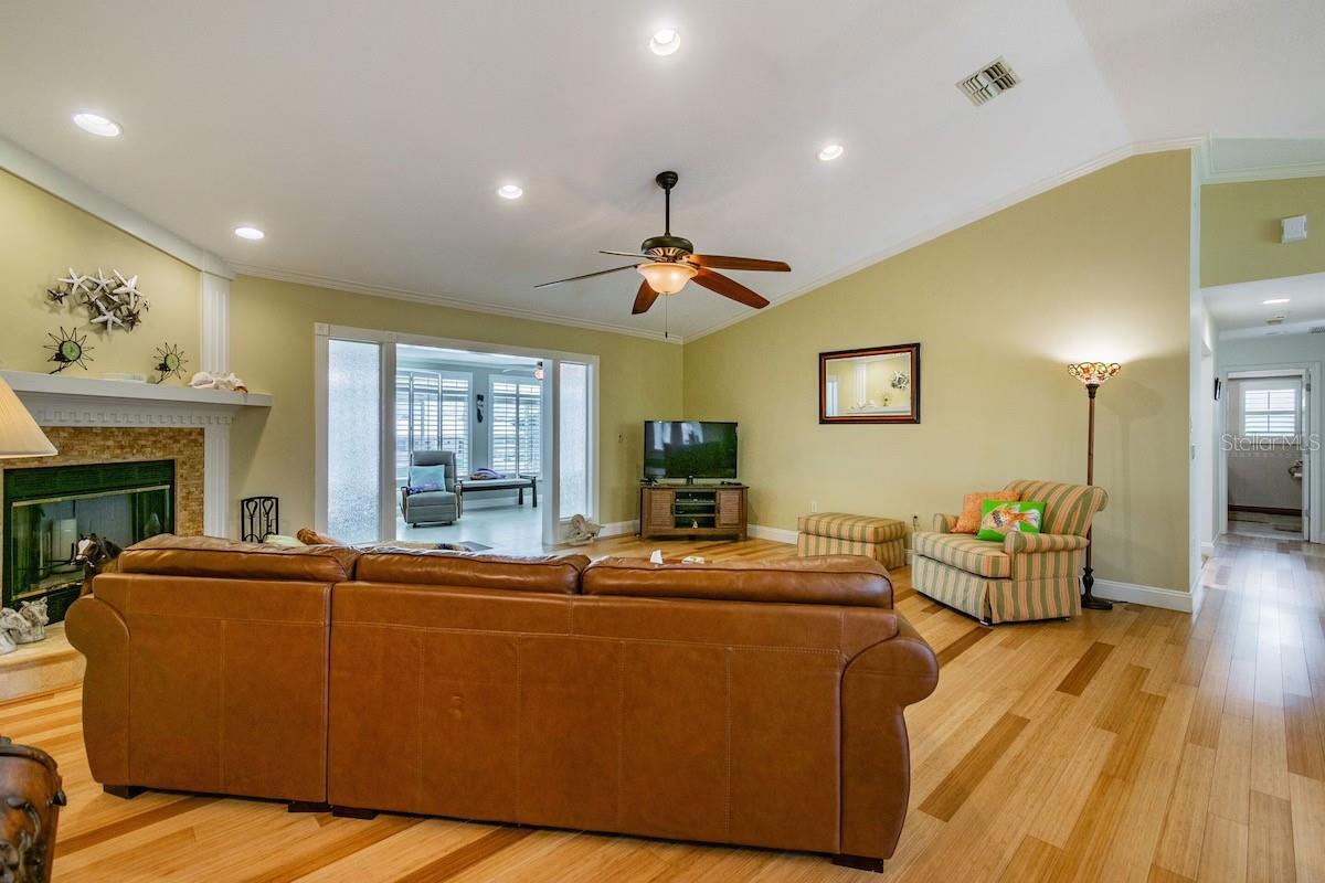 Listing photo id 11 for 3545 Seaway Drive