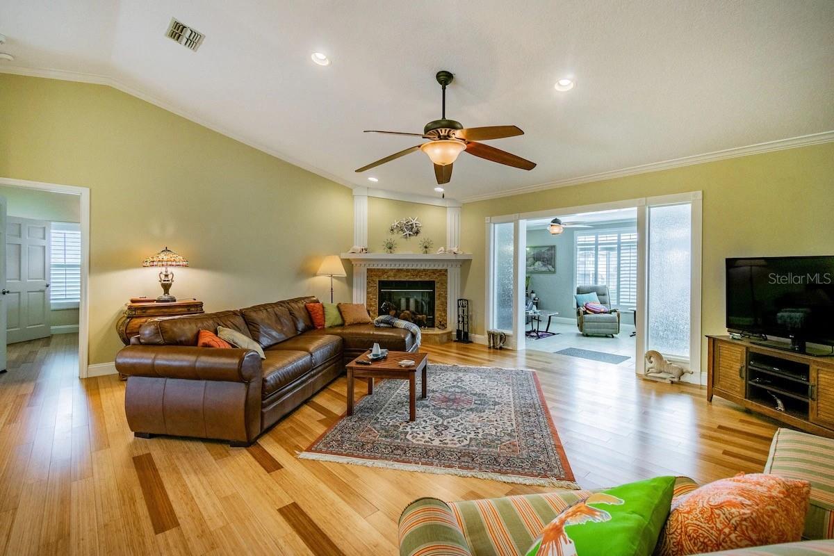 Listing photo id 12 for 3545 Seaway Drive