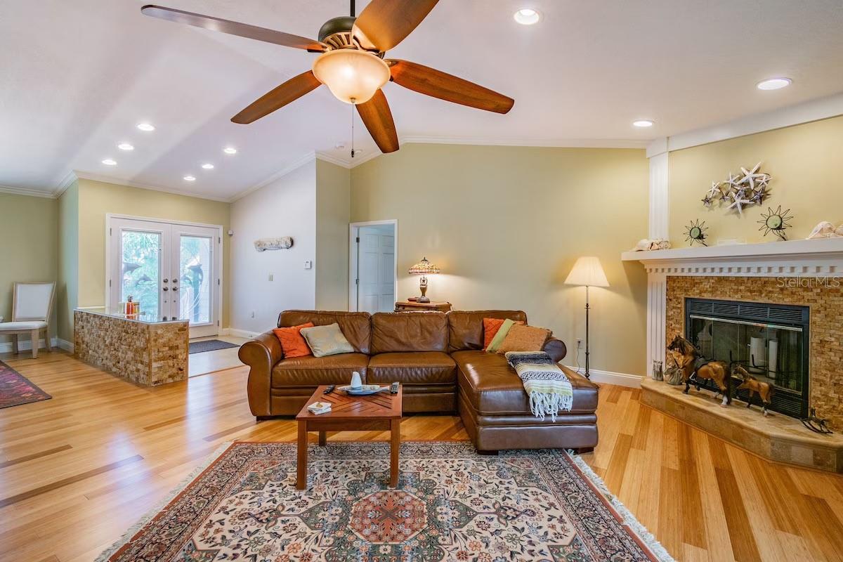 Listing photo id 13 for 3545 Seaway Drive