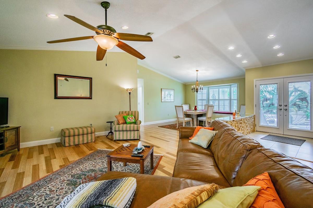 Listing photo id 14 for 3545 Seaway Drive