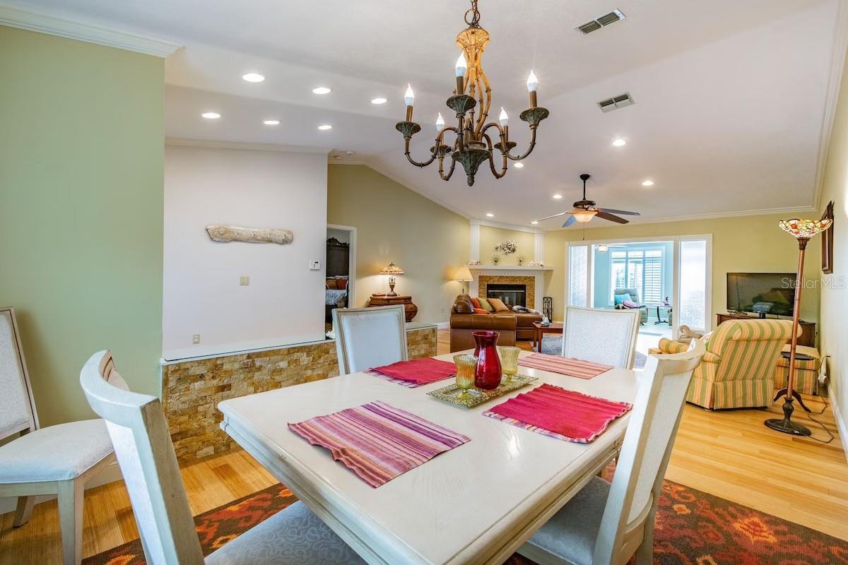 Listing photo id 15 for 3545 Seaway Drive