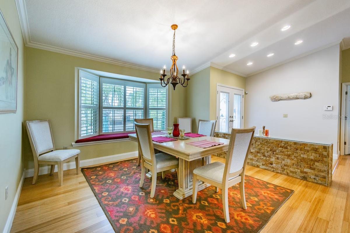Listing photo id 16 for 3545 Seaway Drive