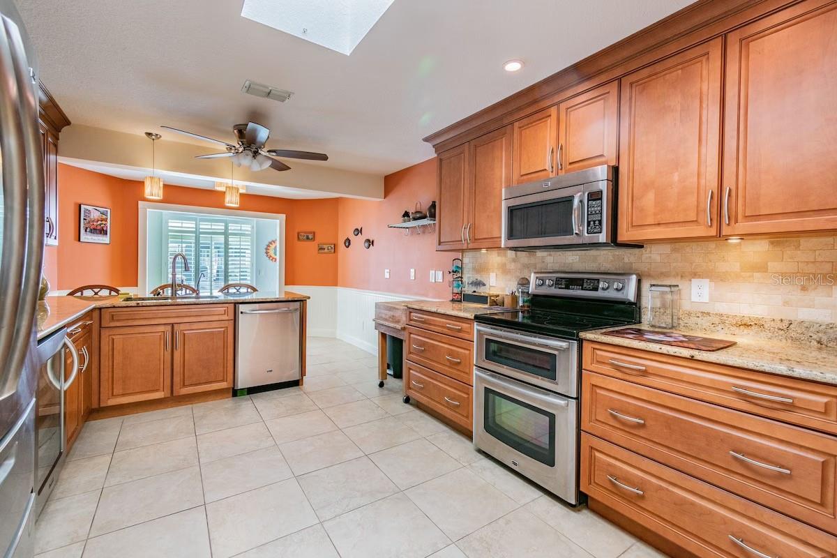 Listing photo id 17 for 3545 Seaway Drive