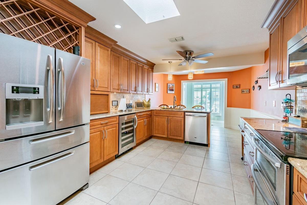 Listing photo id 18 for 3545 Seaway Drive