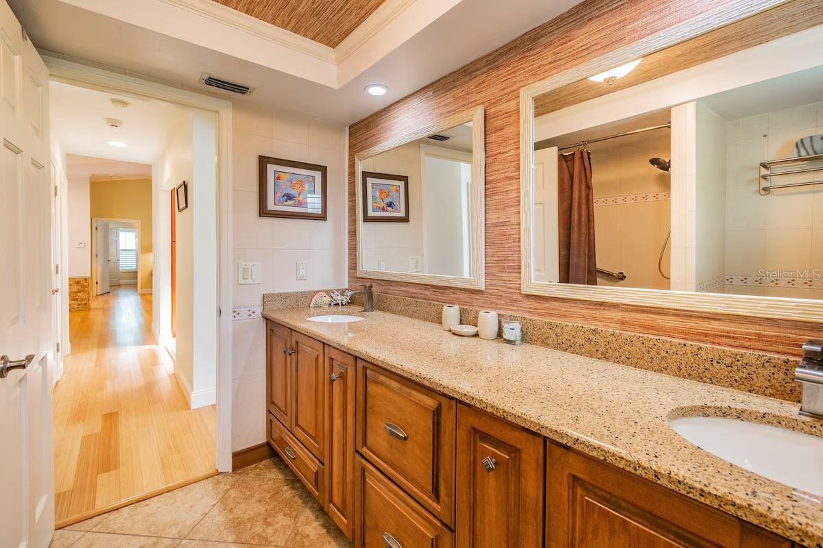 Listing photo id 19 for 3545 Seaway Drive
