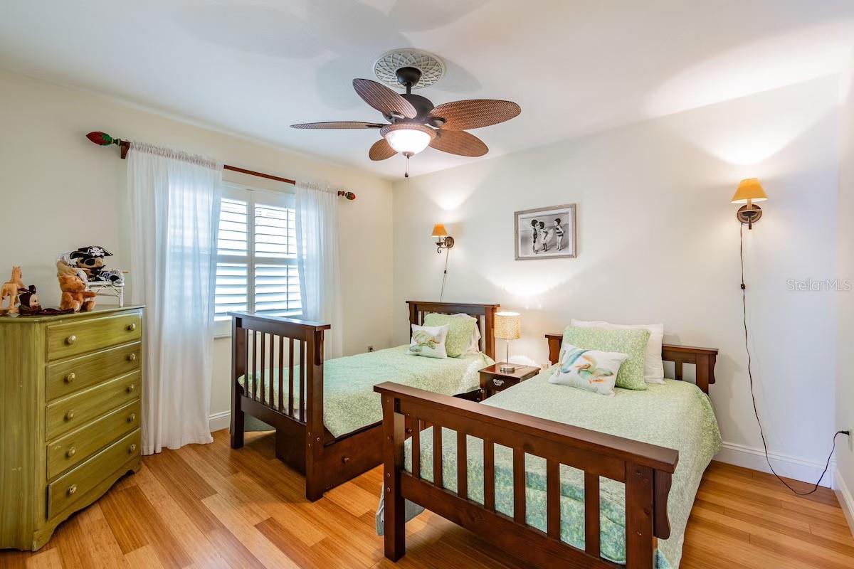 Listing photo id 23 for 3545 Seaway Drive