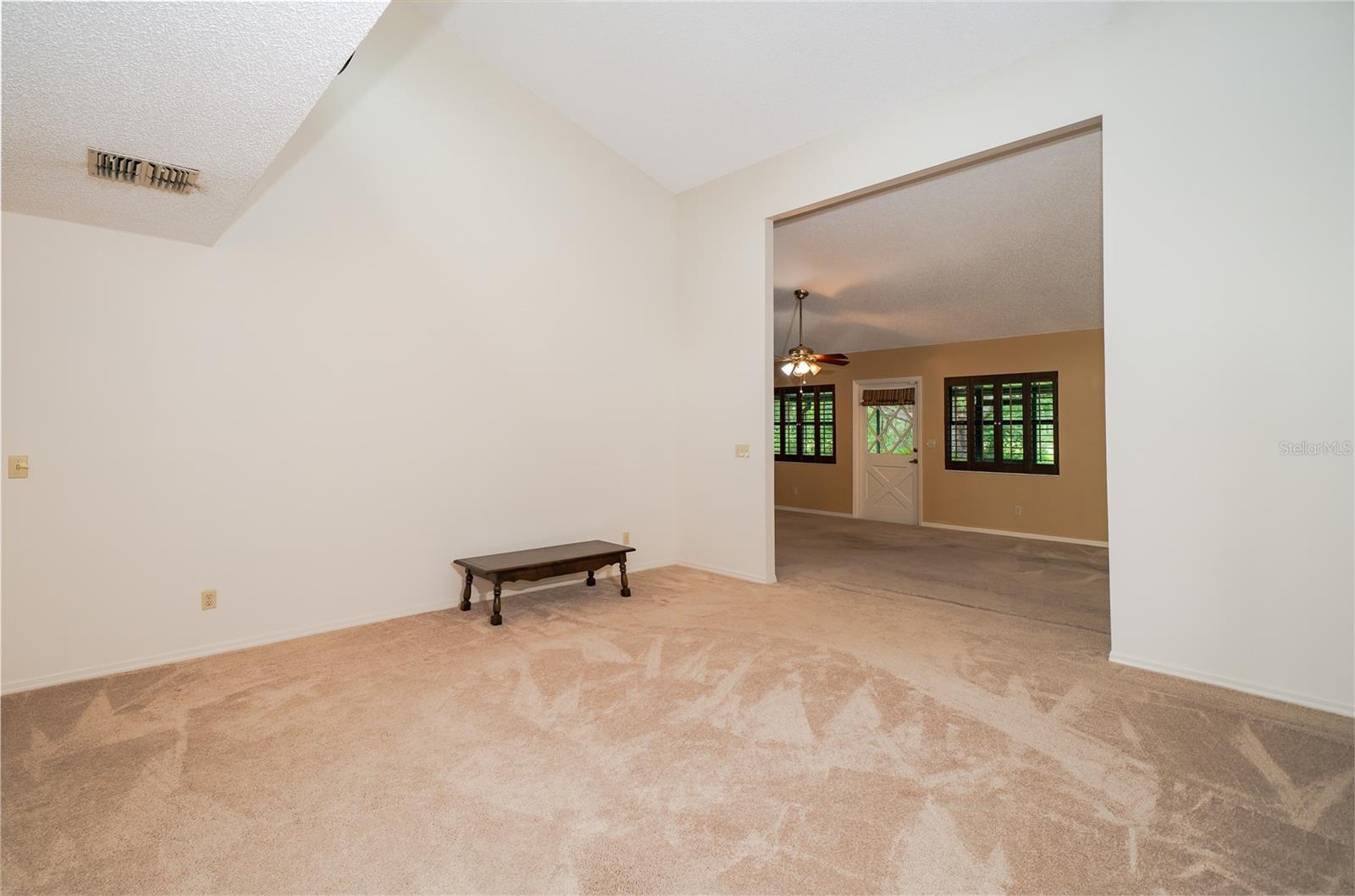 Listing photo id 4 for 34527 Cedarfield Drive