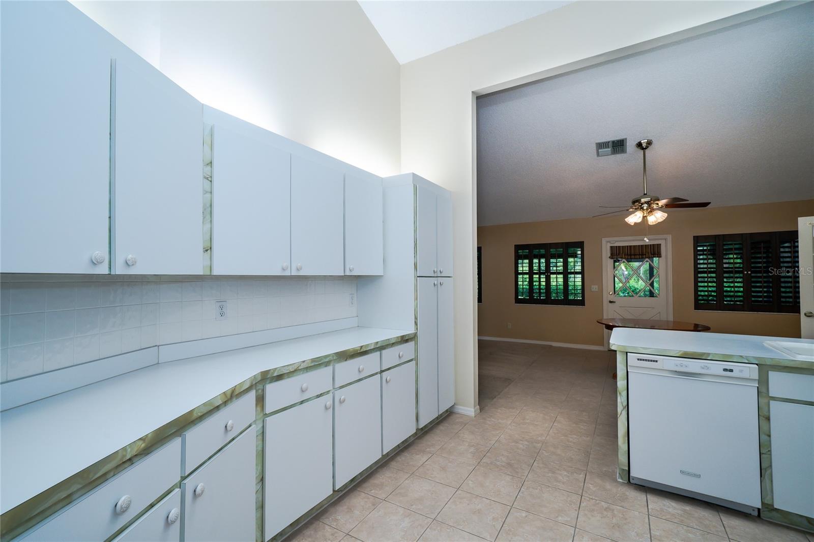 Listing photo id 6 for 34527 Cedarfield Drive