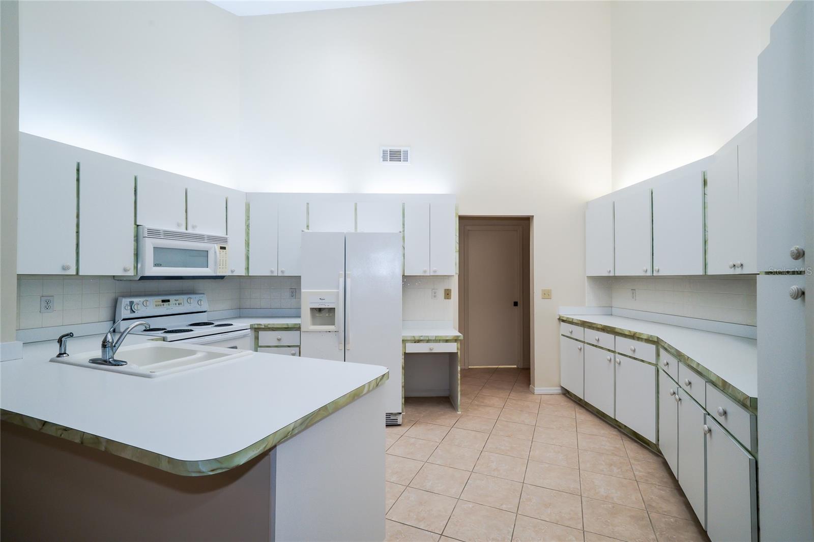 Listing photo id 7 for 34527 Cedarfield Drive