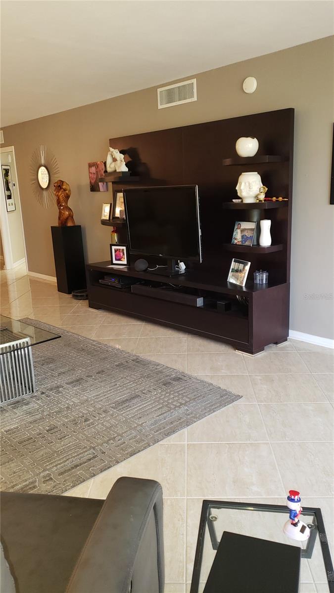 Image 15 of 46 For 3062 Eastland Boulevard 105