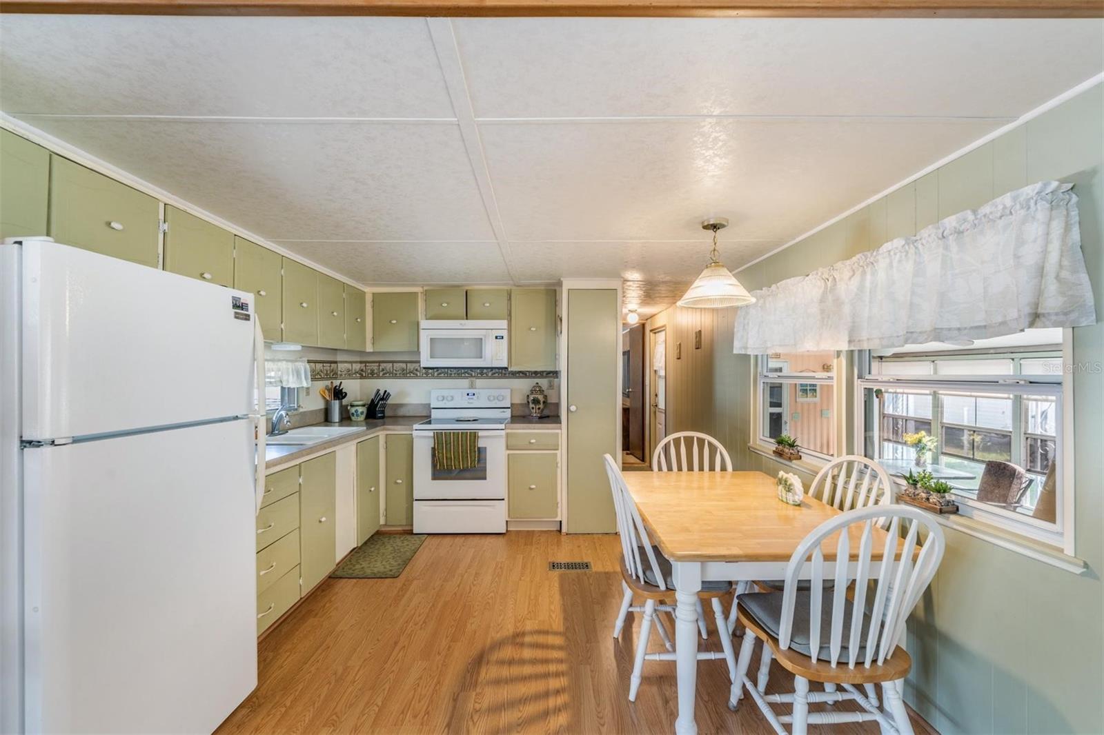 Image 11 of 41 For 37025 Lois Avenue