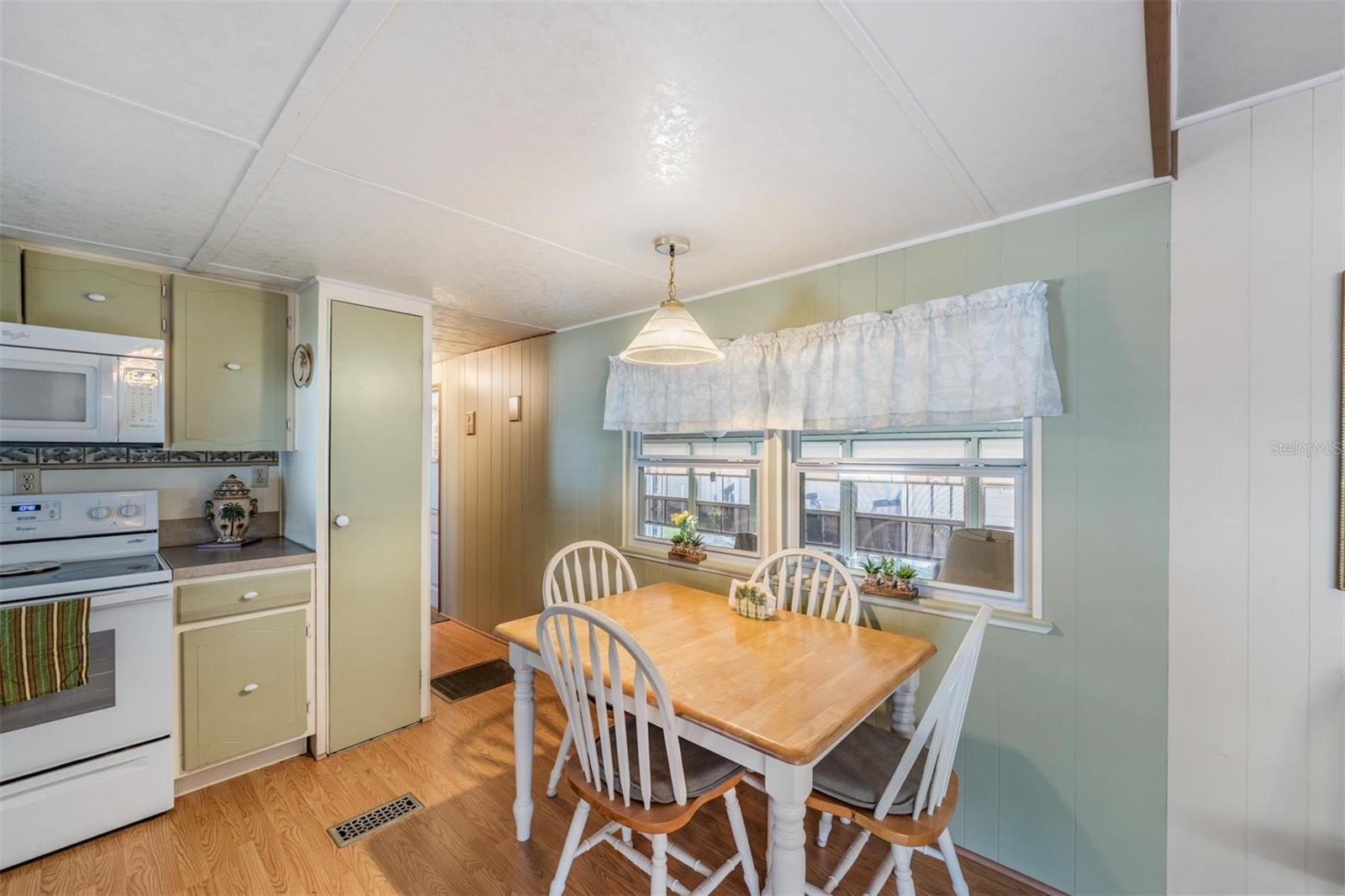 Image 12 of 41 For 37025 Lois Avenue
