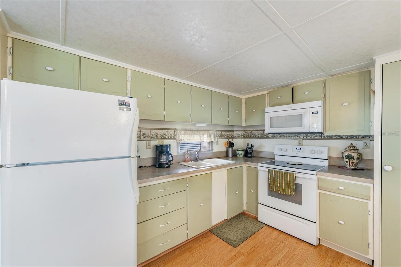 Image 8 of 41 For 37025 Lois Avenue