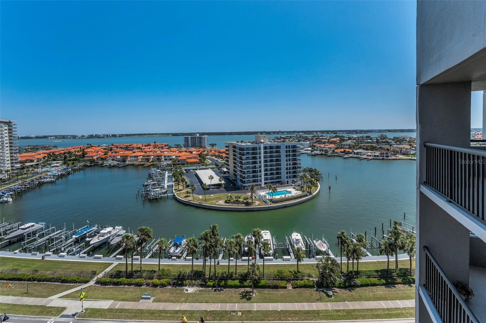 Image 26 of 88 For 1660 Gulf Boulevard Ph-7