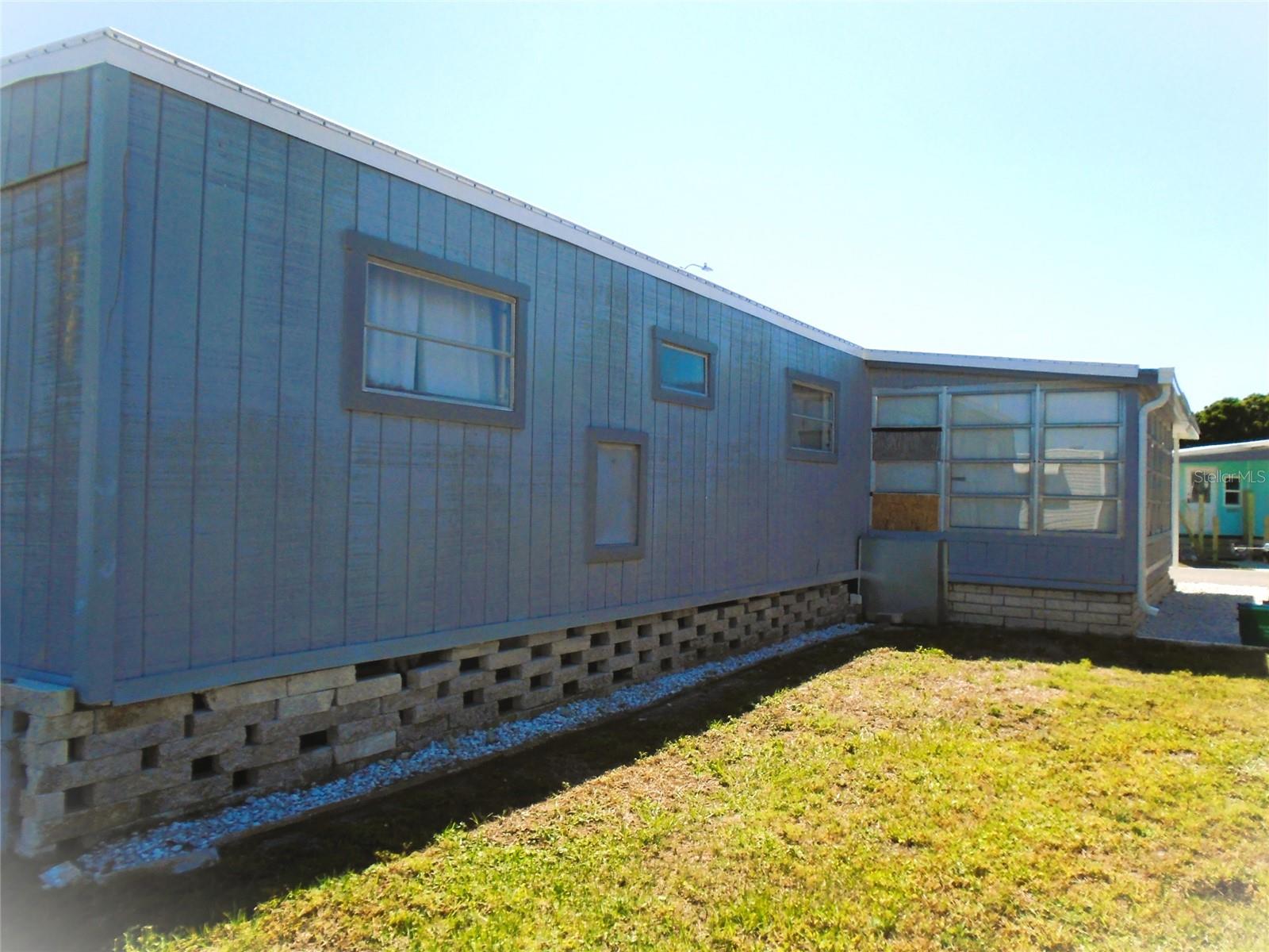 Listing photo id 16 for 652 54th Lane S 153