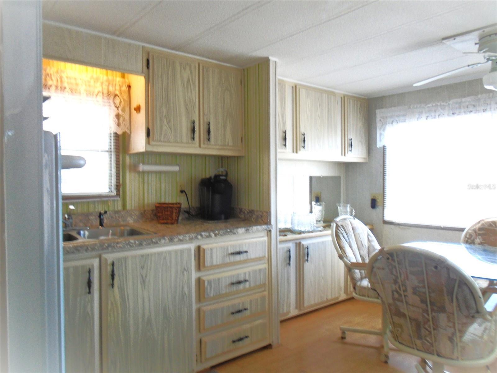 Listing photo id 3 for 652 54th Lane S 153