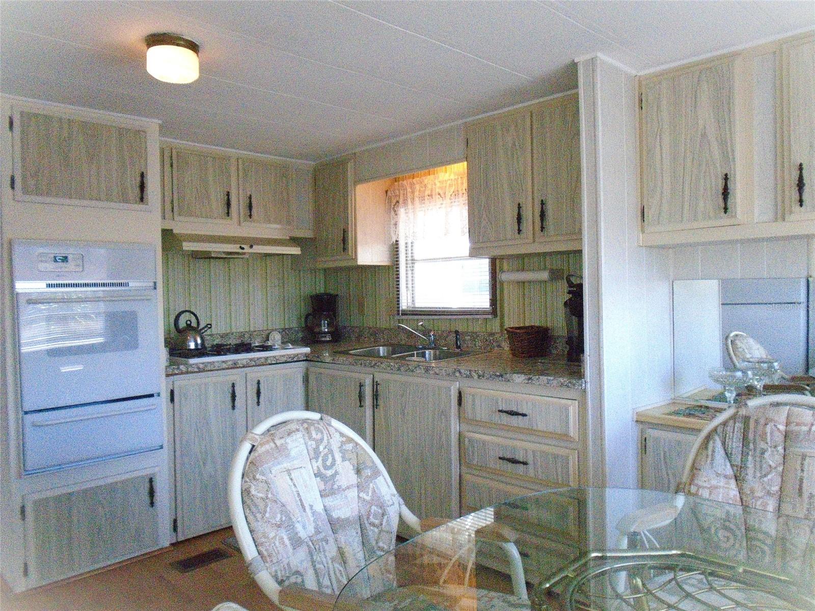 Listing photo id 4 for 652 54th Lane S 153