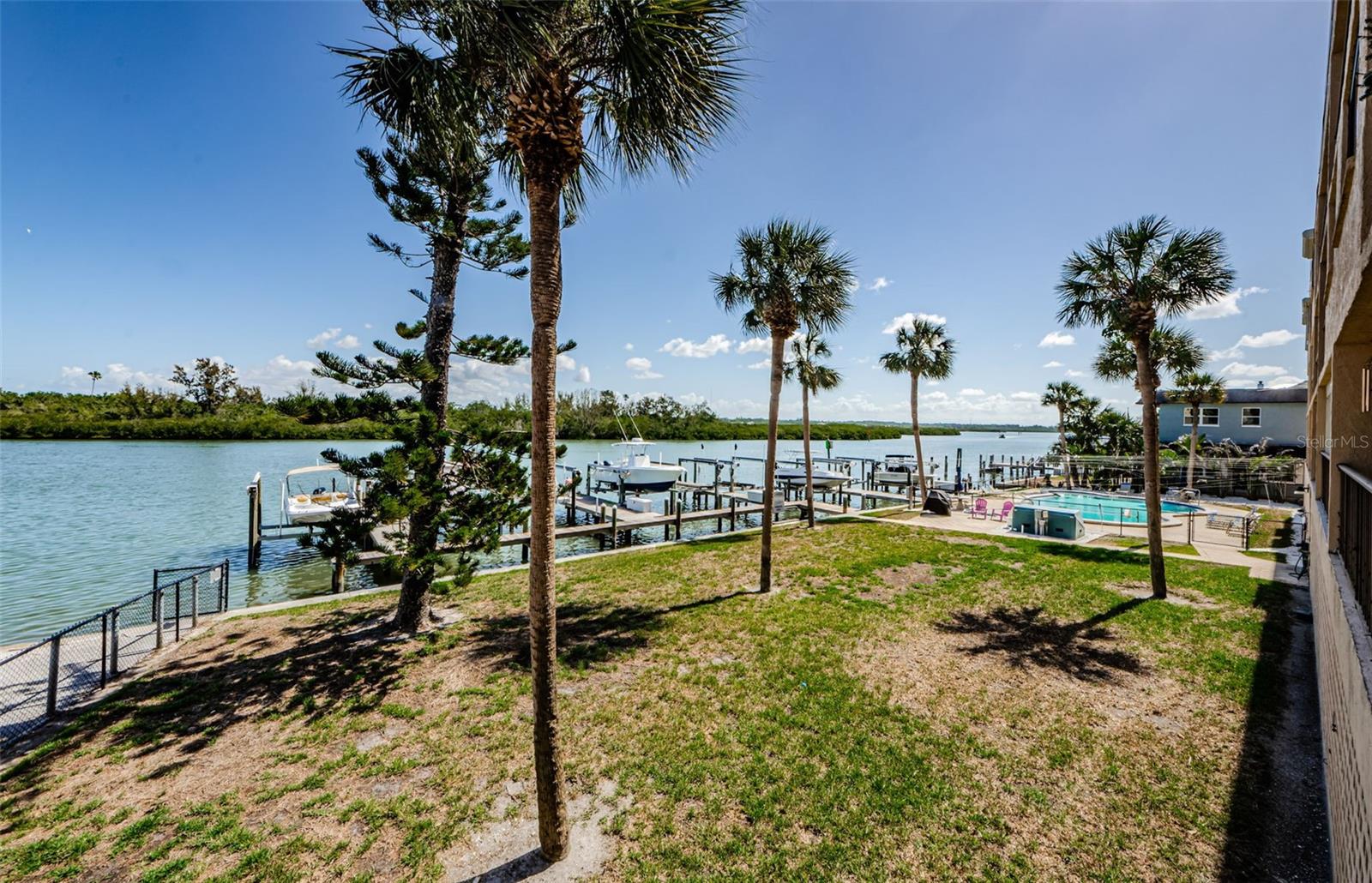Image 9 of 43 For 18201 Gulf Boulevard 201
