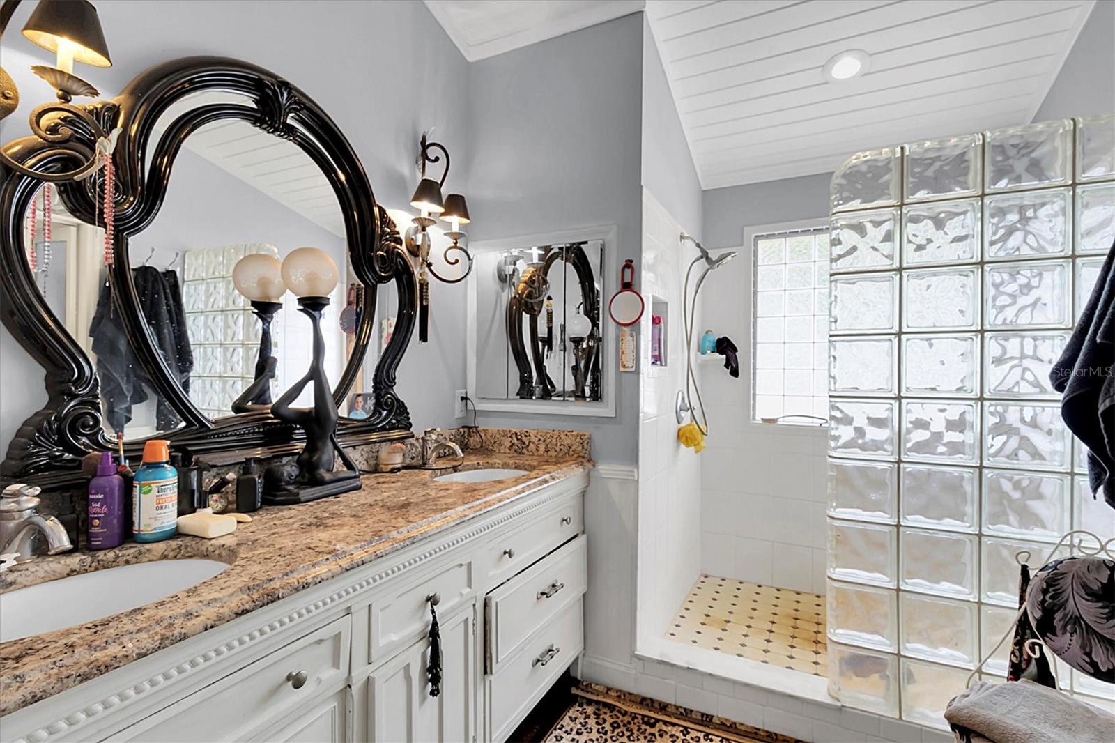 Image 19 of 48 For 9520 Indale Drive
