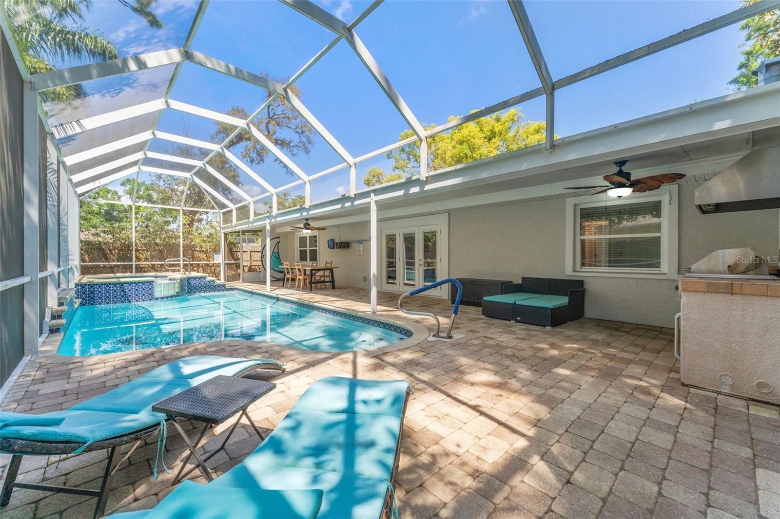 Image 18 of 46 For 25 Harbor Oaks Circle