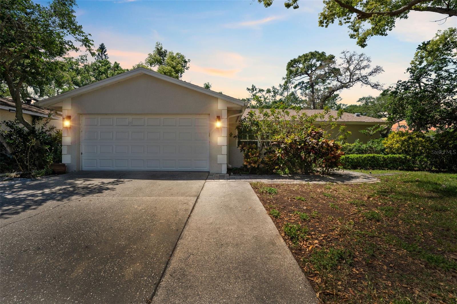 Image 36 of 46 For 25 Harbor Oaks Circle