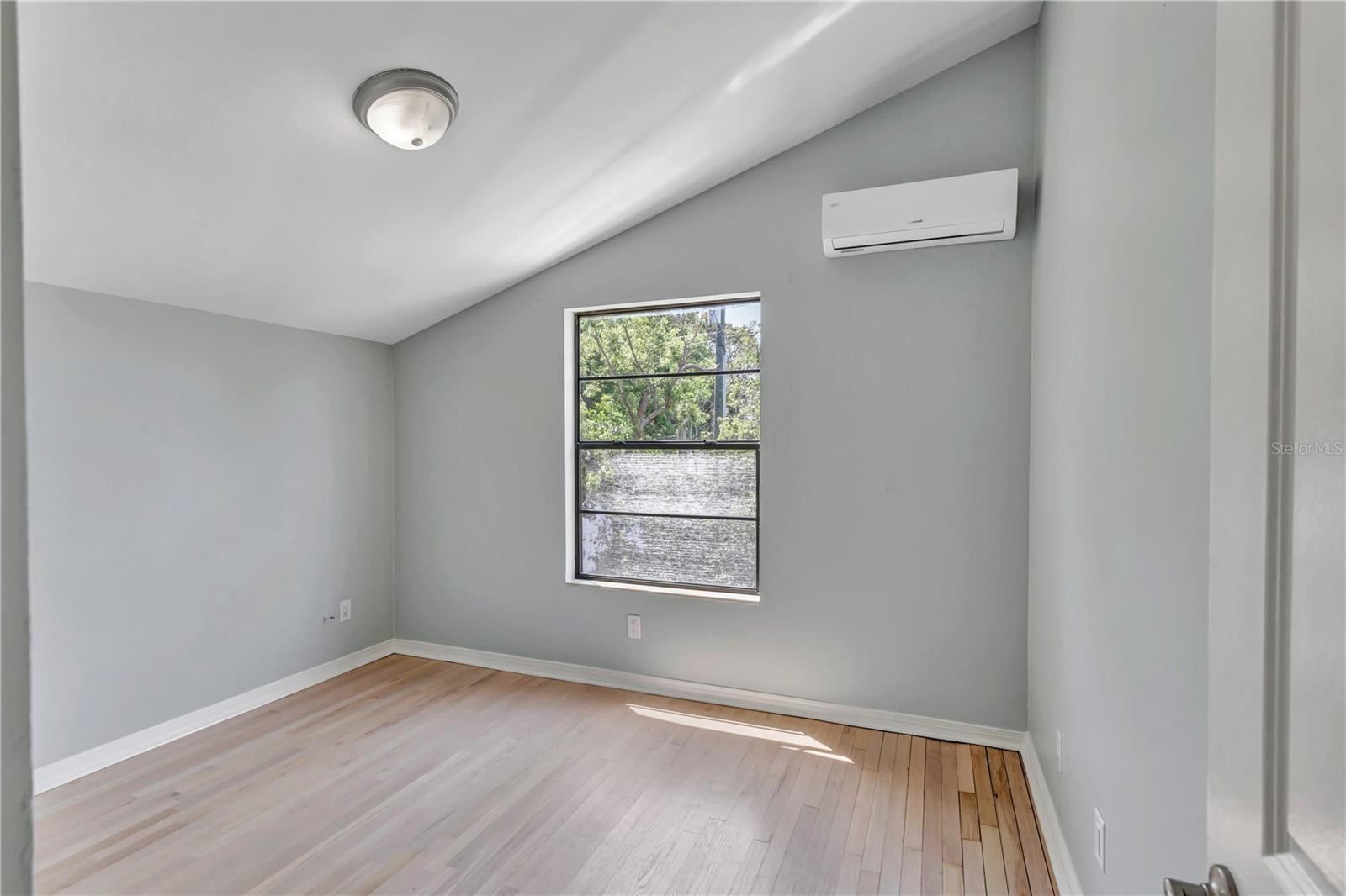 Image 15 of 34 For 304 16th Avenue N