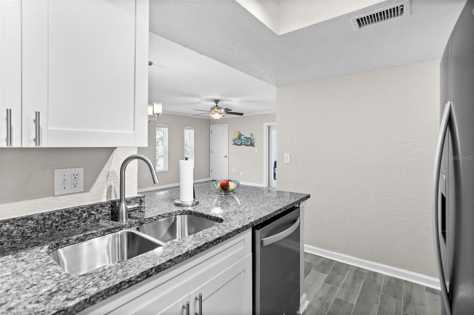 Image 12 of 28 For 716 Lyndhurst Street 702