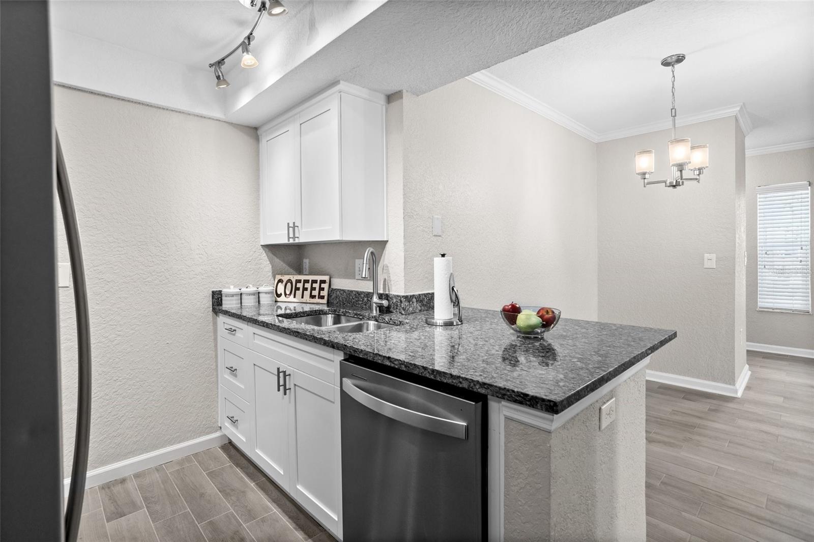 Image 13 of 28 For 716 Lyndhurst Street 702