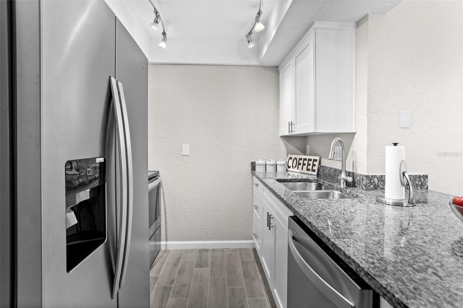 Image 14 of 28 For 716 Lyndhurst Street 702