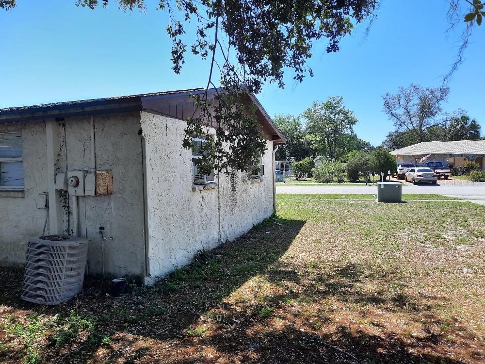 Listing photo id 5 for 9355 Pinero Street