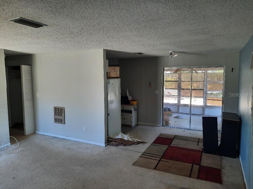 Listing photo id 6 for 9355 Pinero Street