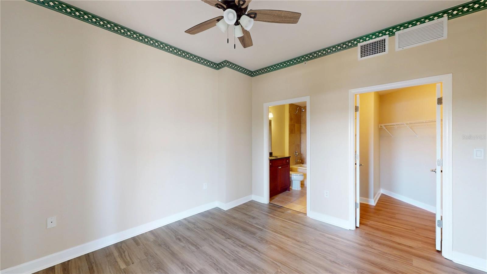 Image 15 of 42 For 2305 Edgewater Drive 1606