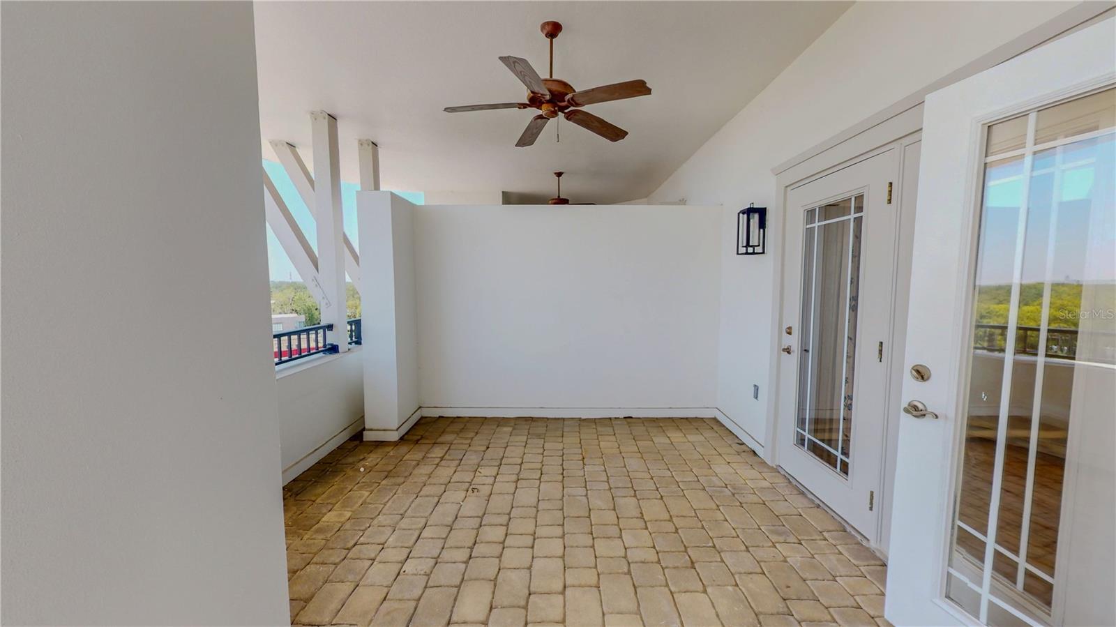Image 18 of 42 For 2305 Edgewater Drive 1606