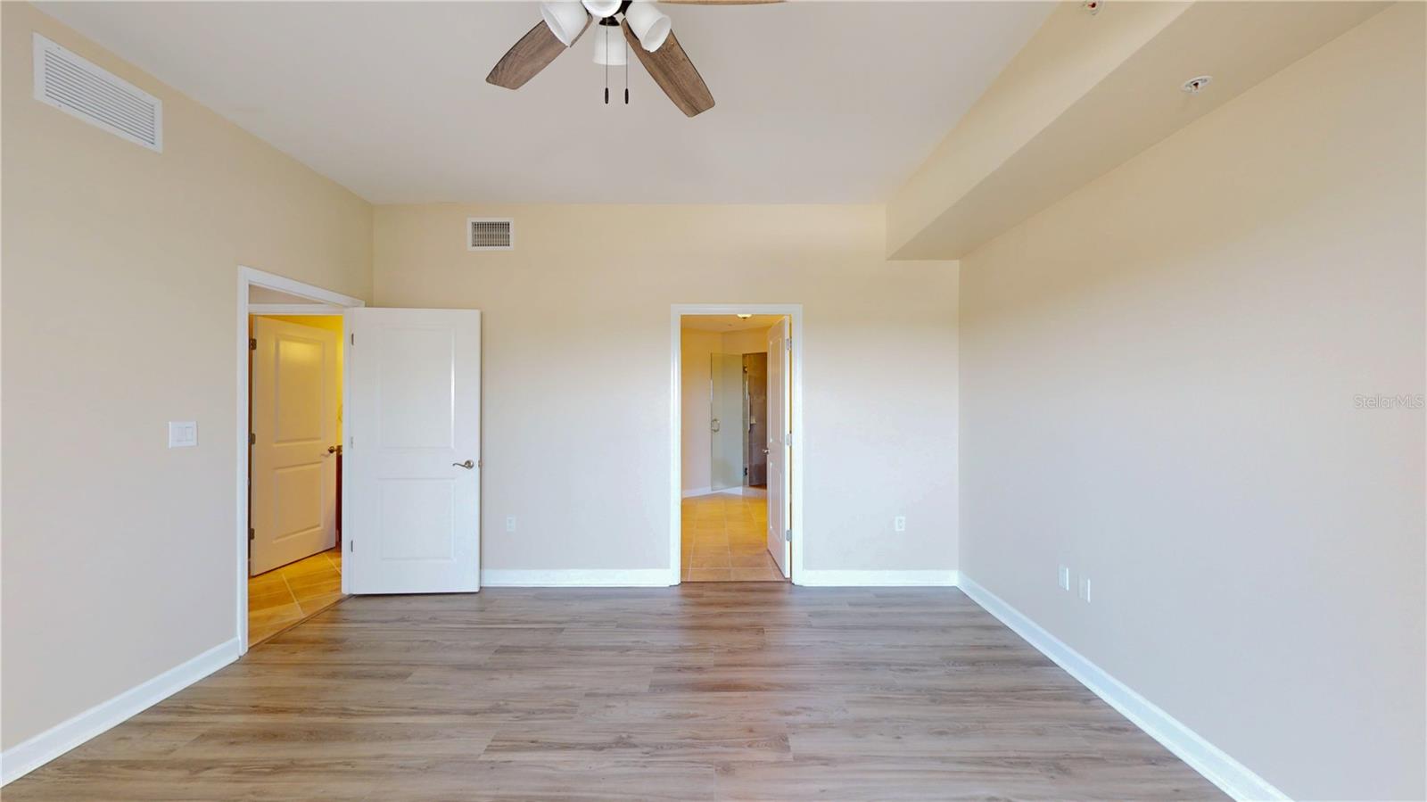 Image 6 of 42 For 2305 Edgewater Drive 1606