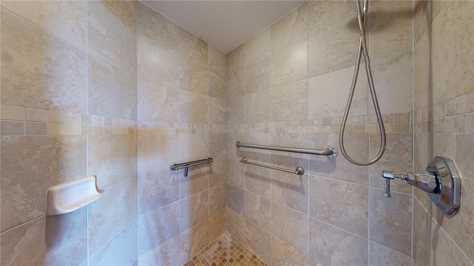 Image 9 of 42 For 2305 Edgewater Drive 1606