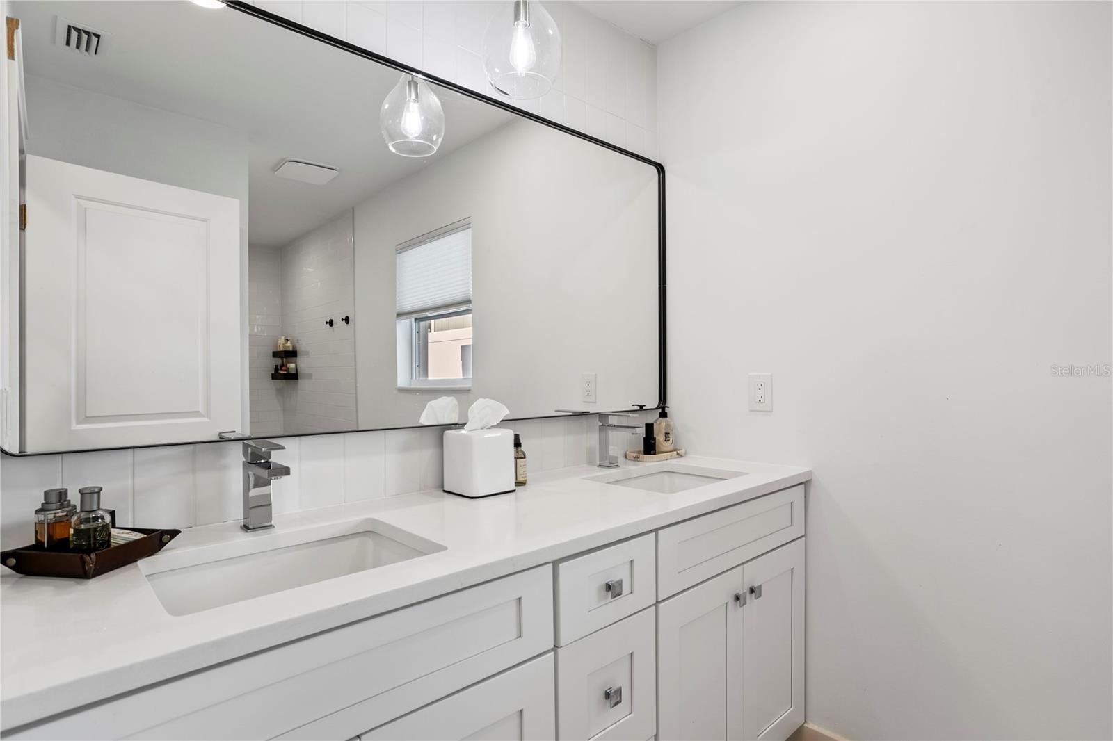 Image 16 of 31 For 5298 Oxford Avenue N