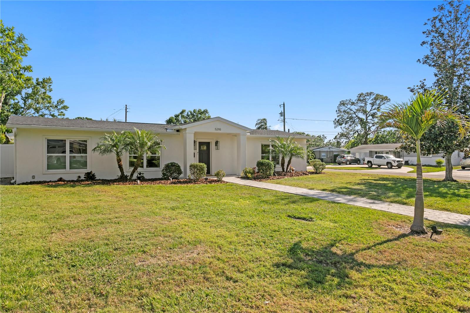 Image 3 of 31 For 5298 Oxford Avenue N