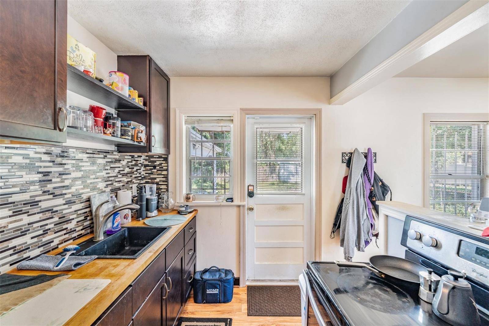 Listing photo id 8 for 1025 Berry Avenue