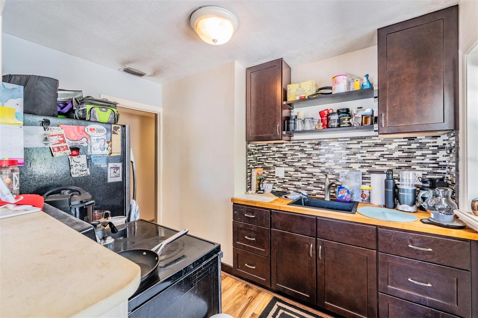 Listing photo id 9 for 1025 Berry Avenue