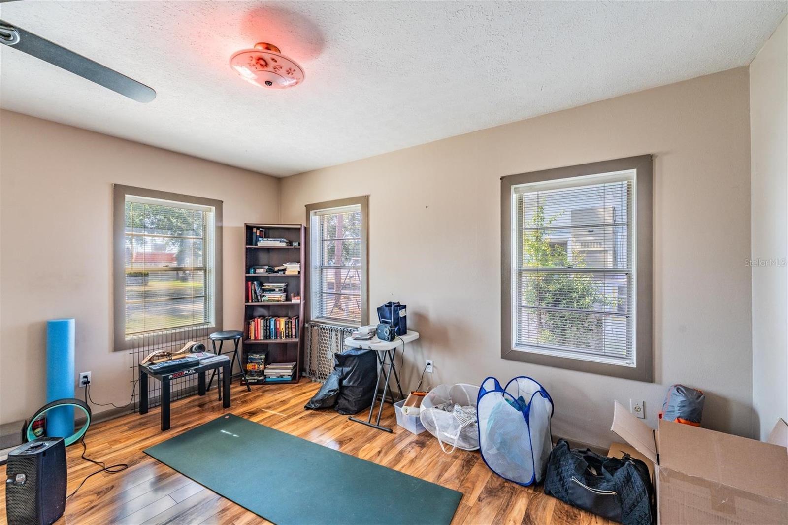 Listing photo id 15 for 1025 Berry Avenue