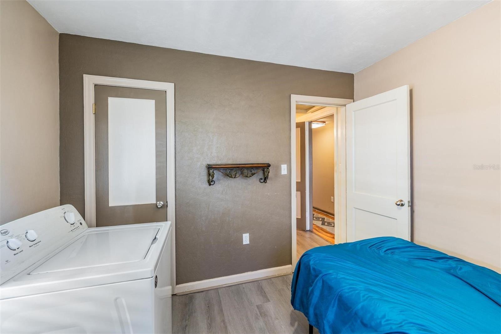 Listing photo id 19 for 1025 Berry Avenue