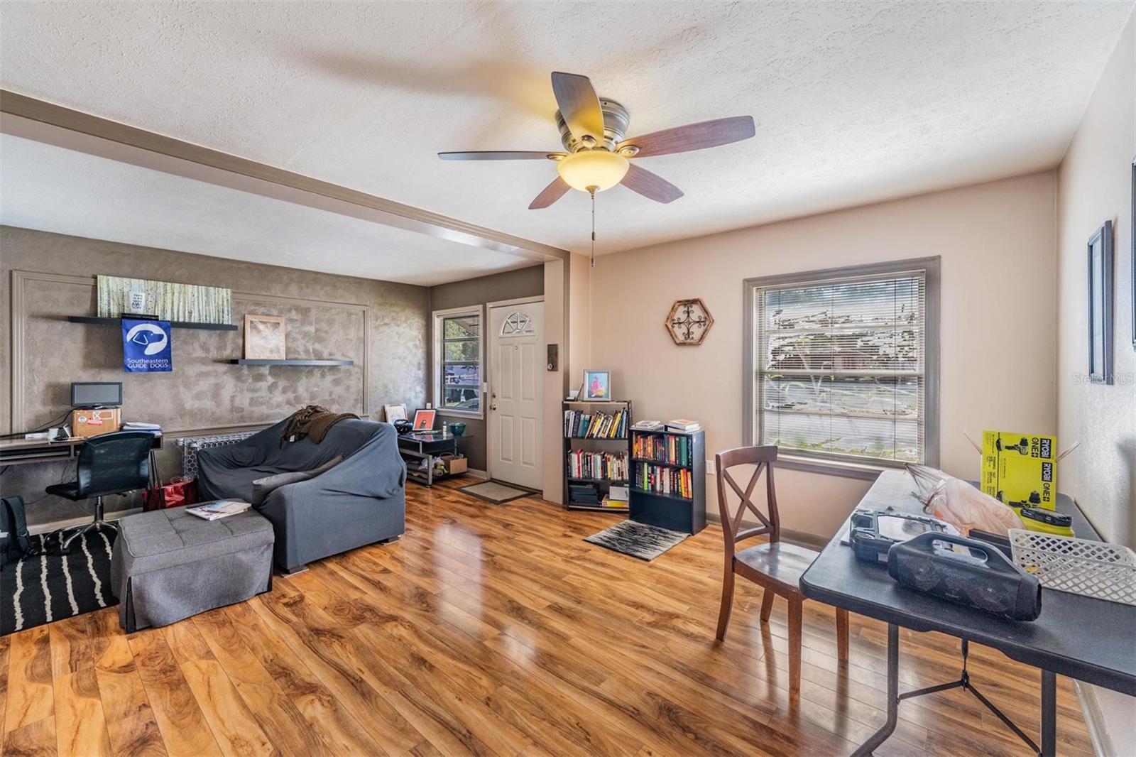 Listing photo id 3 for 1025 Berry Avenue