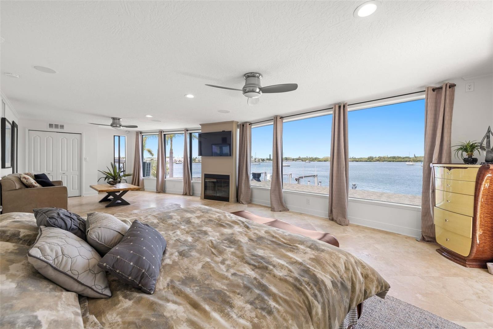 Image 17 of 46 For 2785 Bayside Drive S