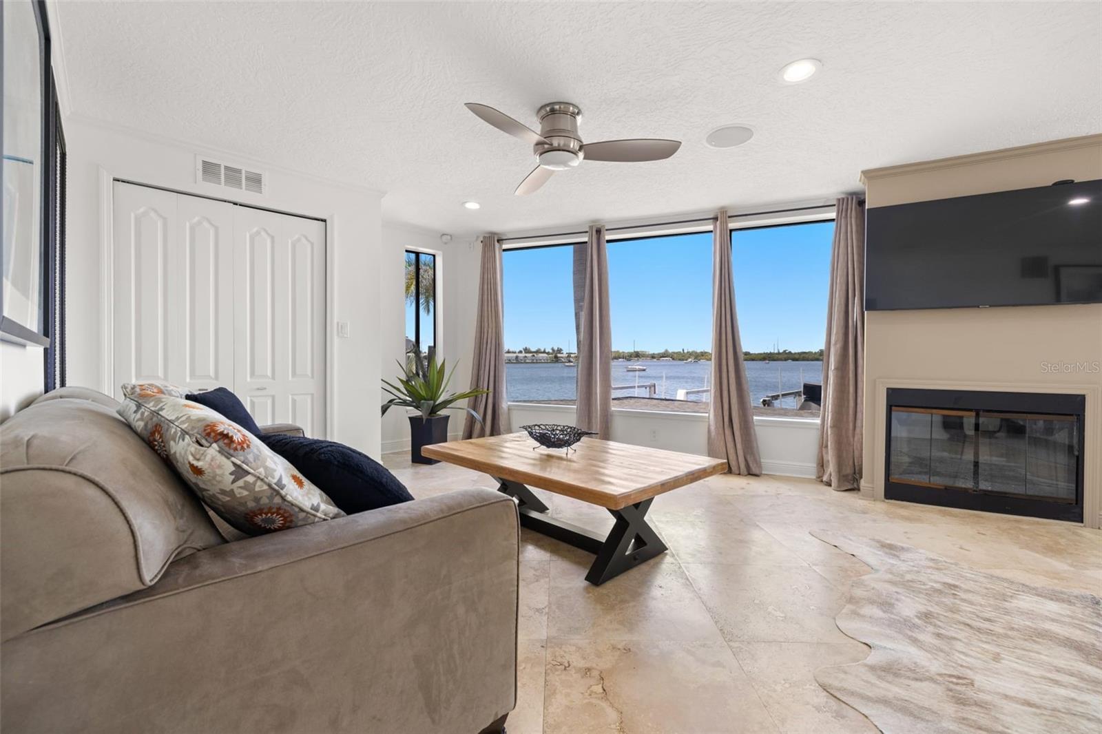 Image 18 of 46 For 2785 Bayside Drive S