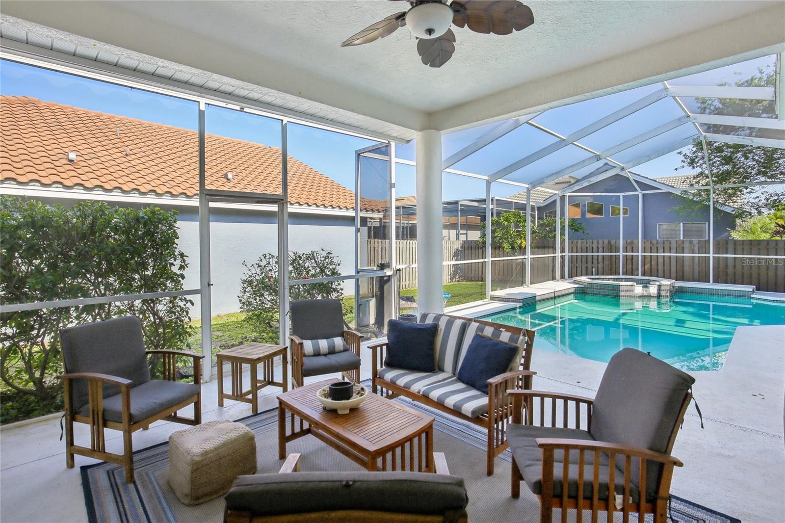 Image 2 of 40 For 915 Live Oak Terrace Ne