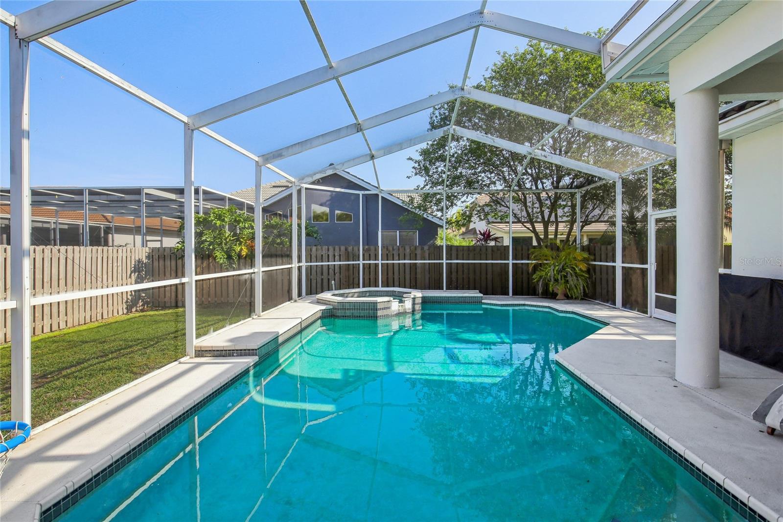 Image 34 of 40 For 915 Live Oak Terrace Ne