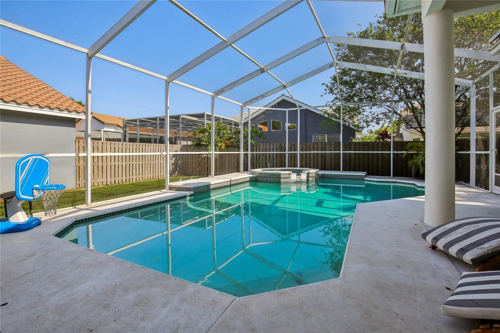Image 36 of 40 For 915 Live Oak Terrace Ne