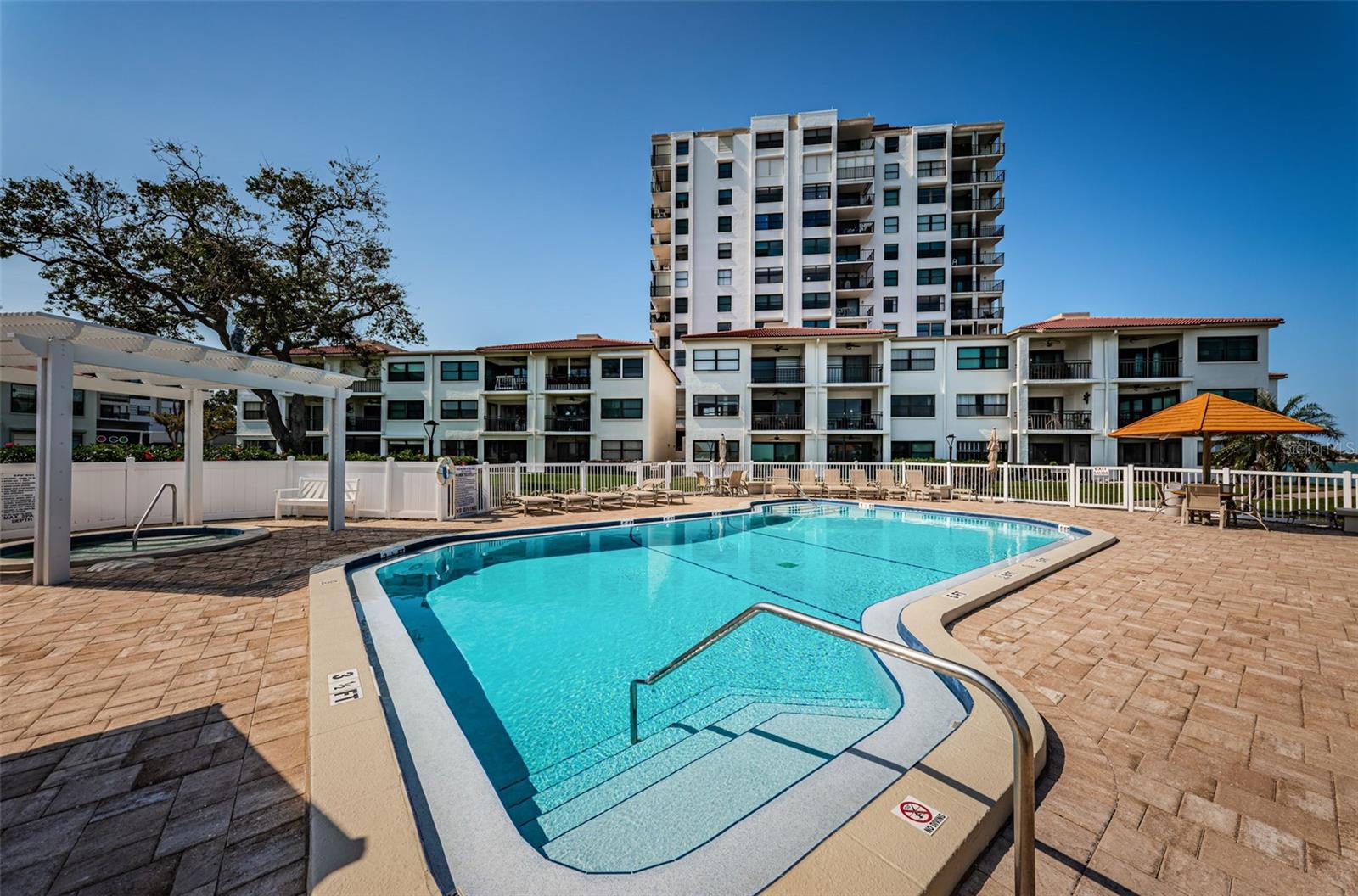 Image 33 of 44 For 6265 Sun Boulevard 115