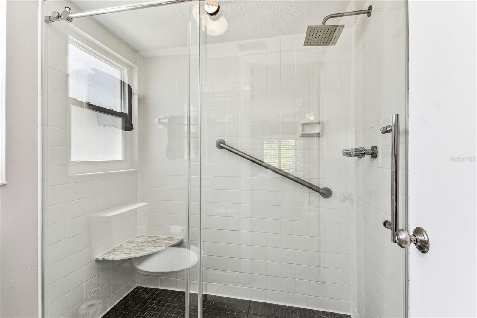 Image 36 of 69 For 938 Virginia Street 208